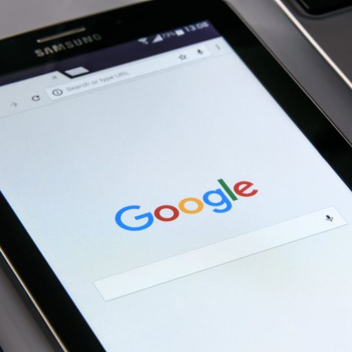 Suchmaschinen-SEO: Nahaufnahme eines Tablets mit dem Suchbildschirm von Google, wobei Technologie und Surfen im Internet im Vordergrund stehen.