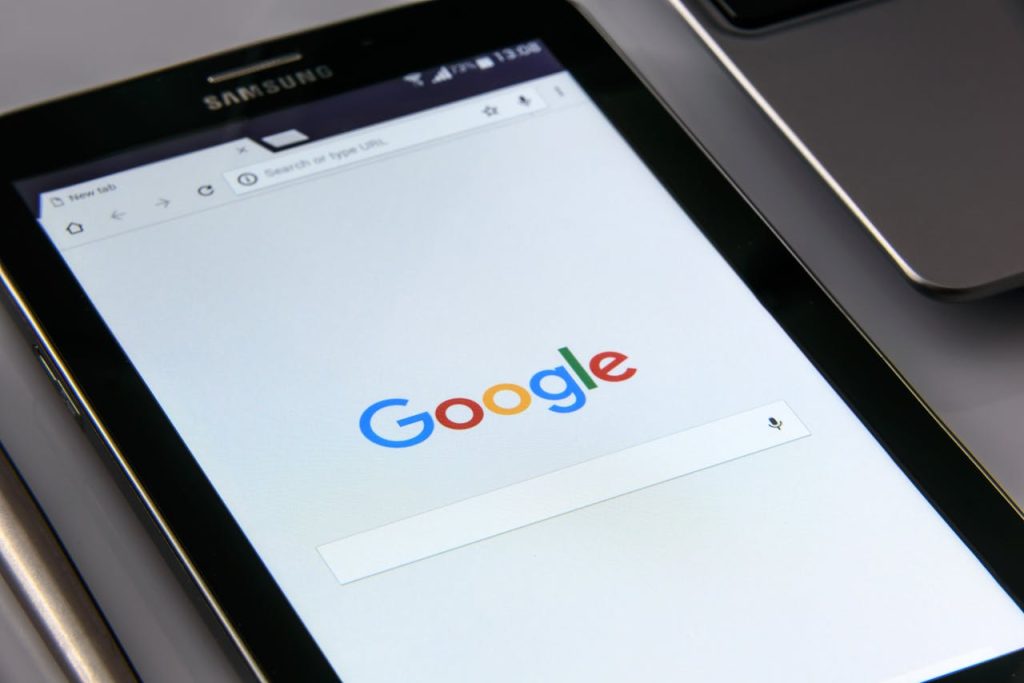 SEO-Tipps & EAT-Konzept: Das ultimative Domain Authority Webseitenverzeichnis Close-up of a tablet displaying Google's search screen, emphasizing technology and internet browsing.